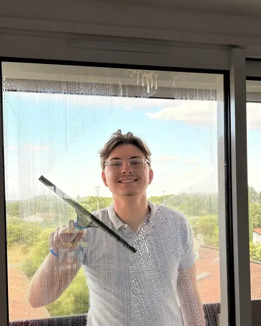 Maxime Hachani, spécialiste de la vitre, qui pose vos films solaires