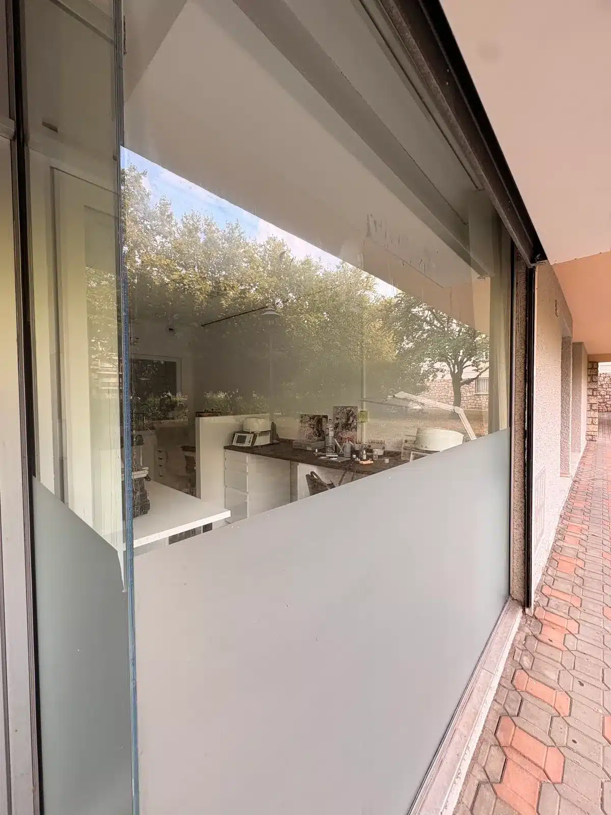 Vitrine de bureaux en plein soleil, équipée d'un film pour vitrage