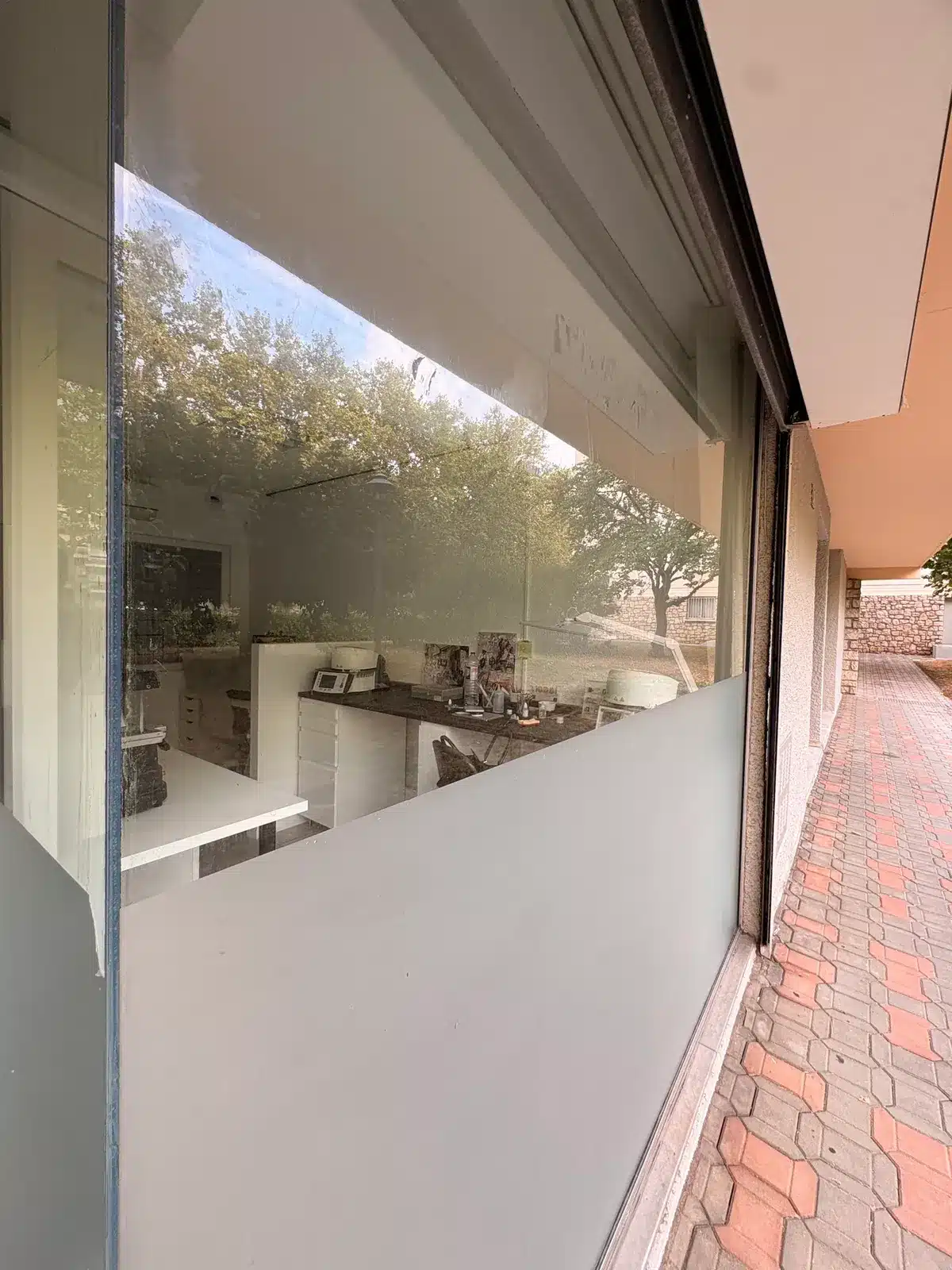 Film dépoli posé sur une vitrine de bureaux