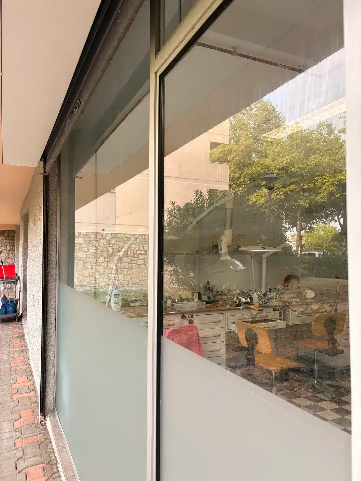 Vitrine de bureaux exposée, équipée d'un film pour vitrage