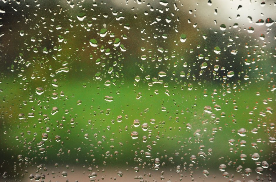 Gouttes de condensation sur une vitre qui masquent la vue