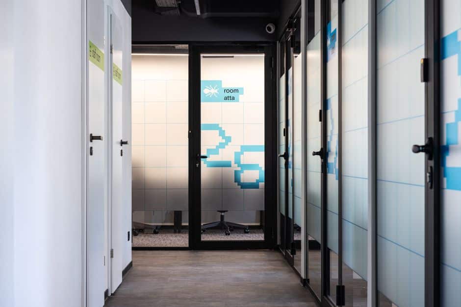 Bureaux climatisés aux cloisons vitrées
