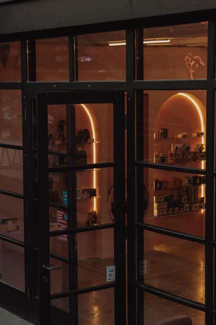 Vitrine et porte vitrée de boutique, à protéger avec un film de sécurité